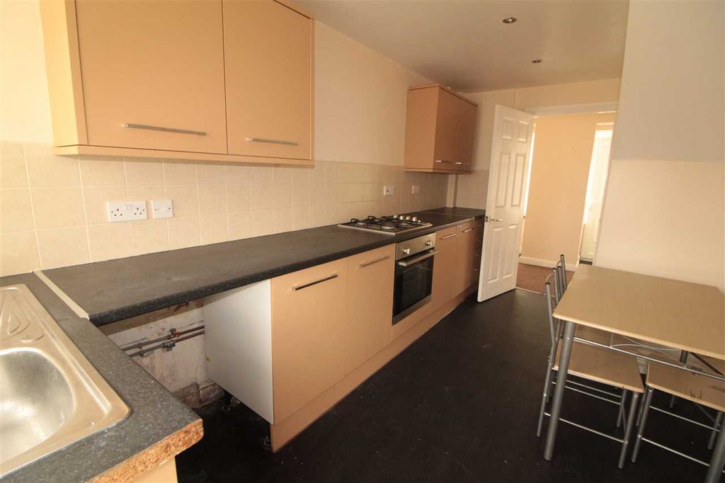 Property photo 3 of 7 Kitchen