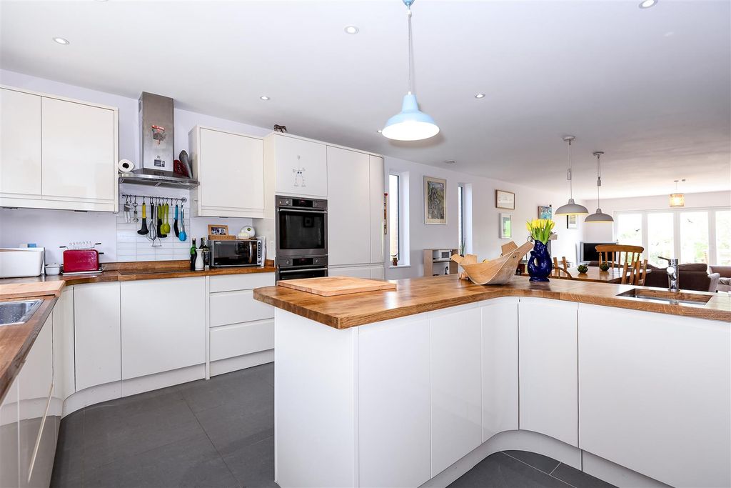 Property photo 3 of 26