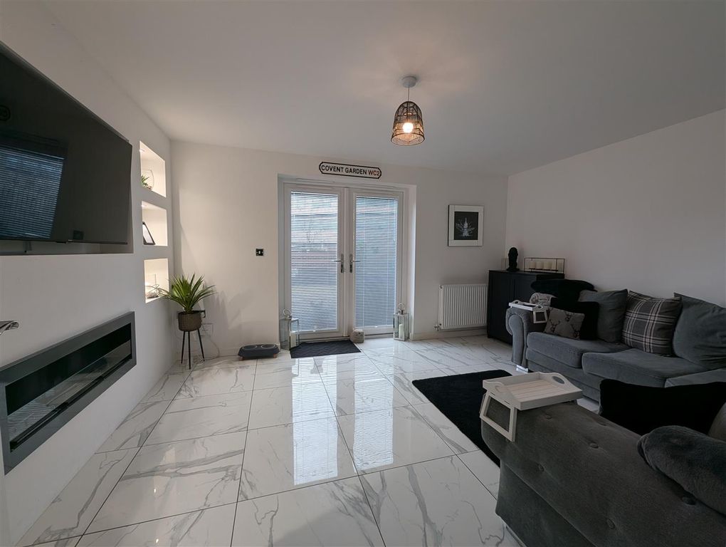 Property photo 2 of 10 Lounge