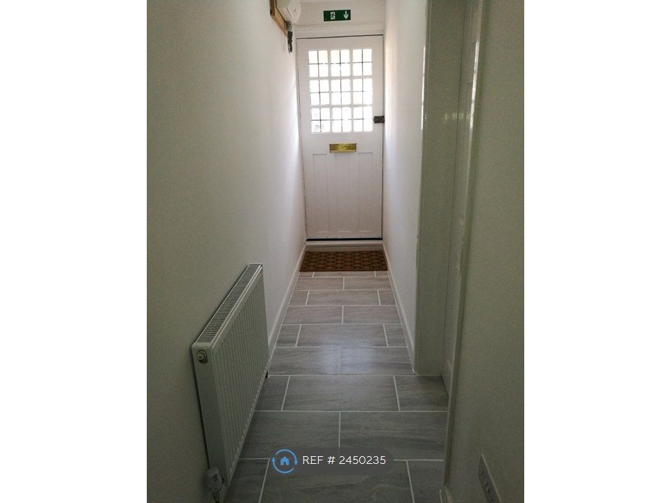 Property photo 2 of 11 Hall Way
