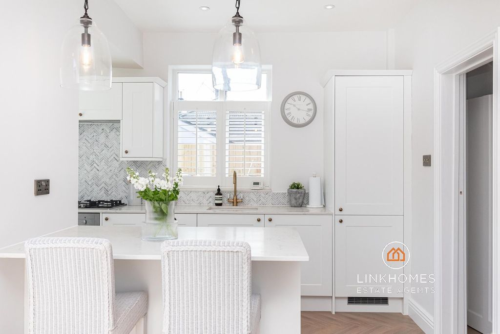 Property photo 3 of 27