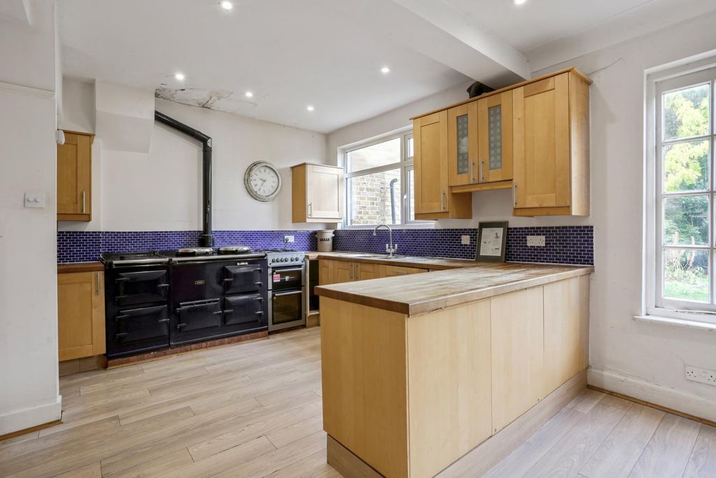 Property photo 3 of 17 Kitchen