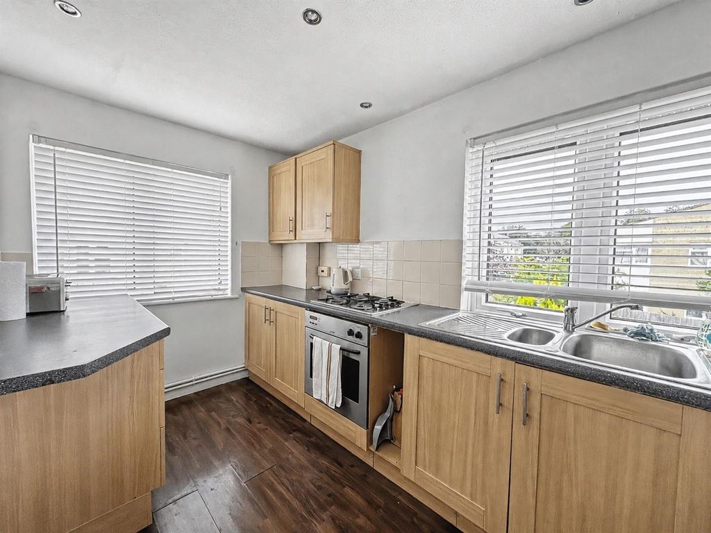 Property photo 3 of 10 Kitchen