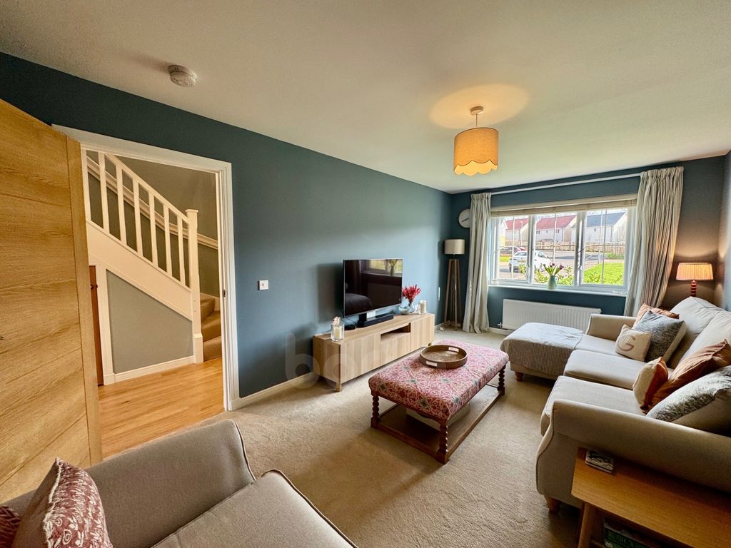 Property photo 2 of 40 Colville Crescent, Glengarnock Lounge Photo