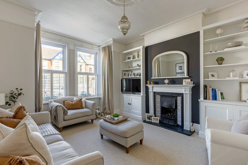 Property photo 2 of 18 Sitting Room