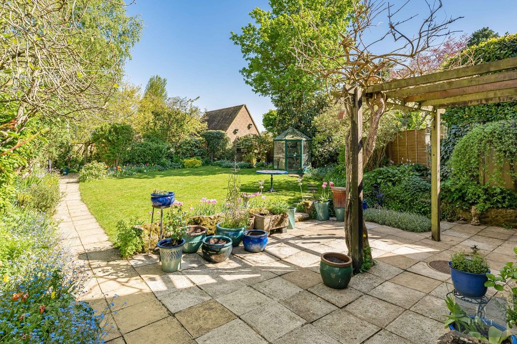 Property photo 2 of 21 Gardens