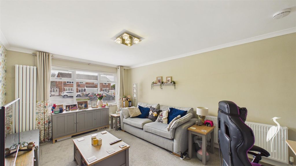 Property photo 3 of 17 Lounge