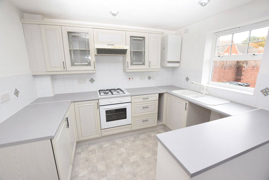 Property photo 2 of 10 Kitchen