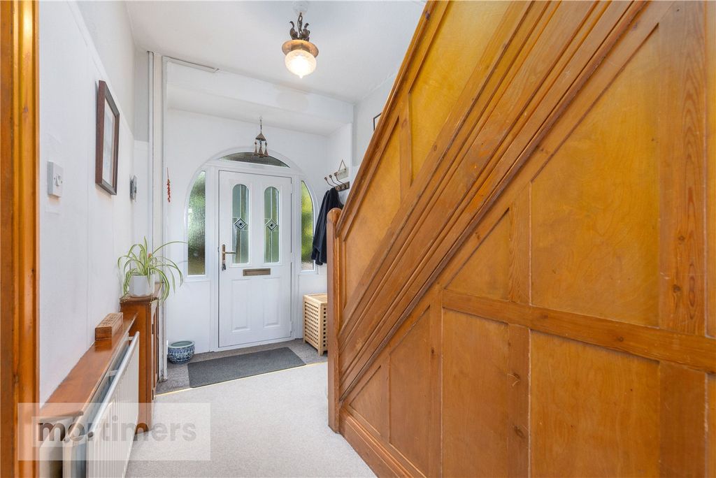 Property photo 3 of 28 Entrance Hall