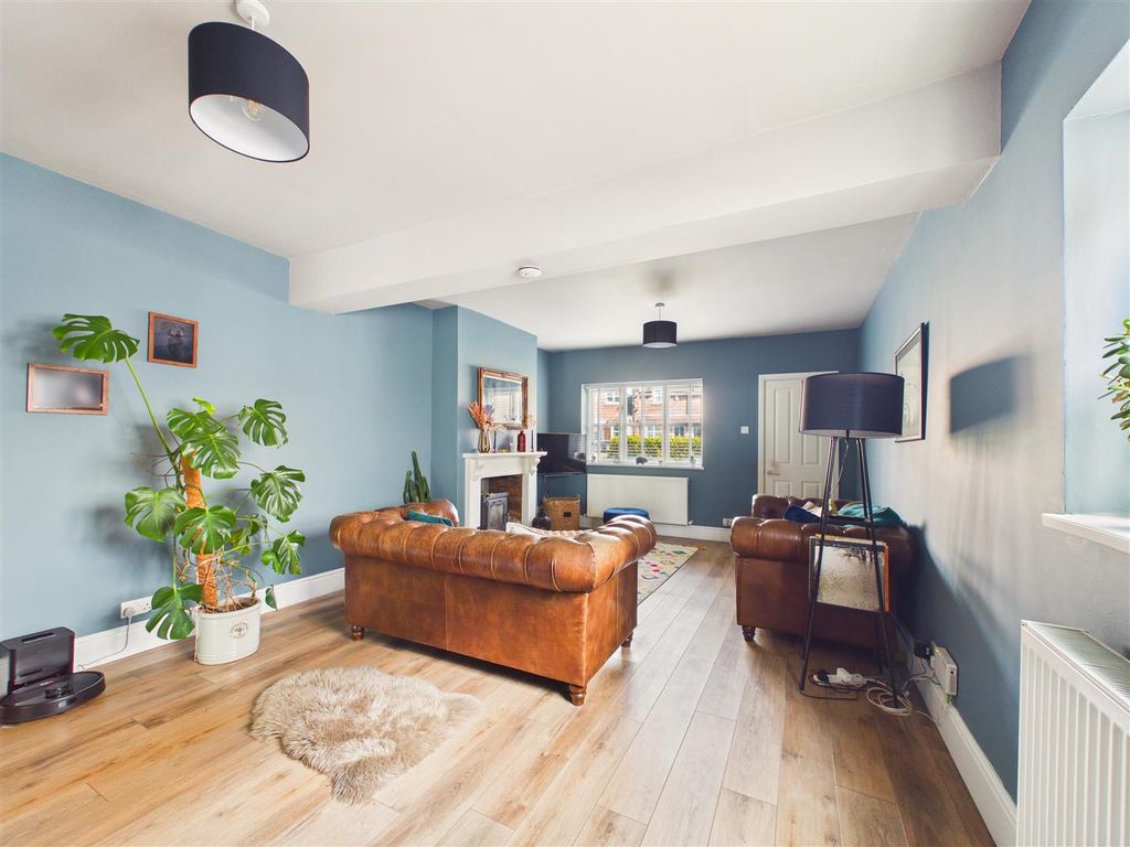 Property photo 3 of 16 Cam03303G0-Pr0356-Still005.Jpg