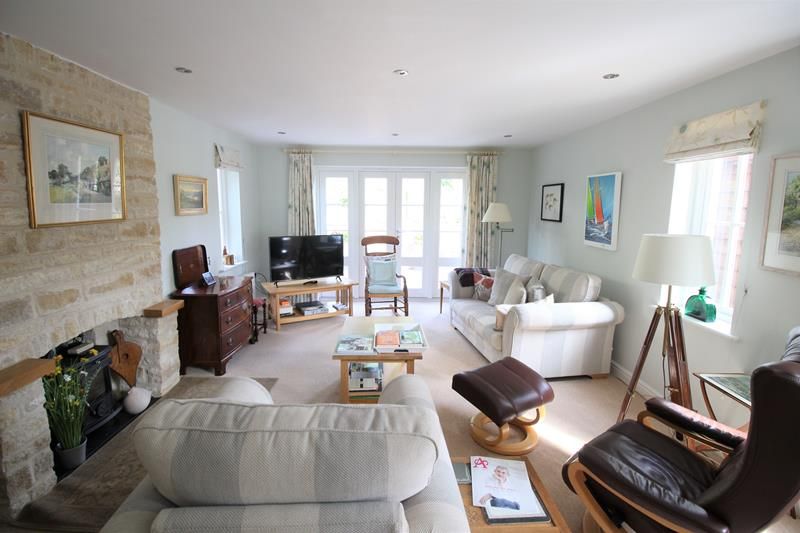 Property photo 3 of 12 Lounge