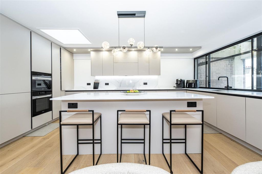 Property photo 3 of 12 Photo 2