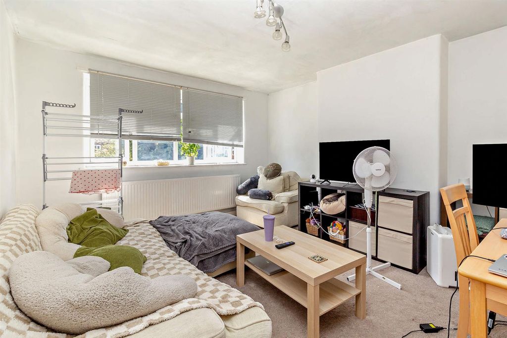 Property photo 3 of 12 8696470-Interior01-800.Jpg