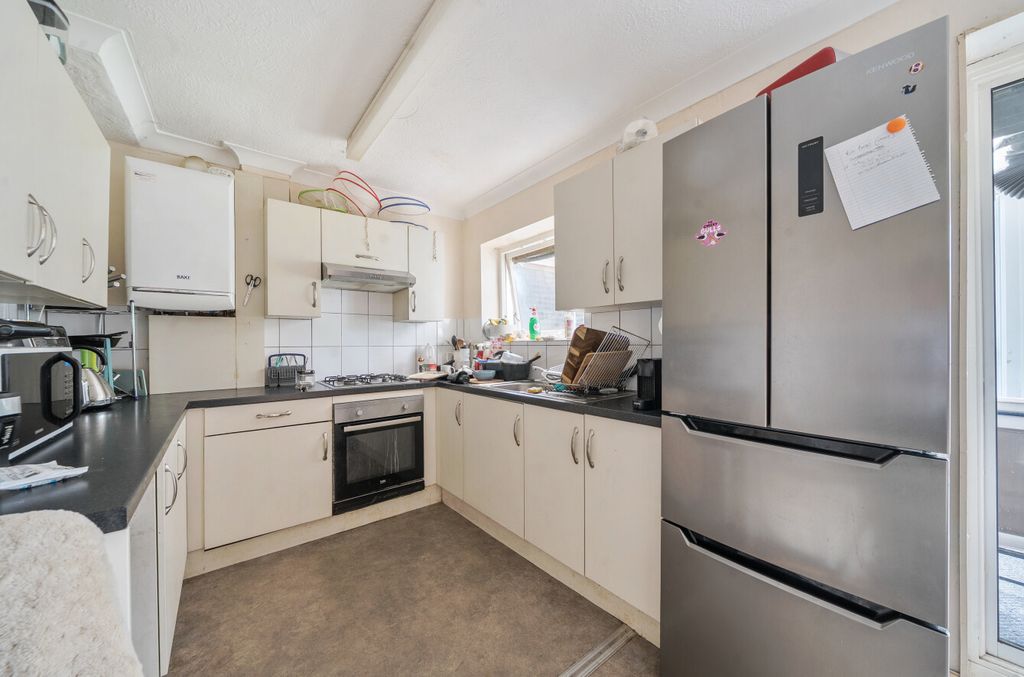 Property photo 3 of 11 Kitchen
