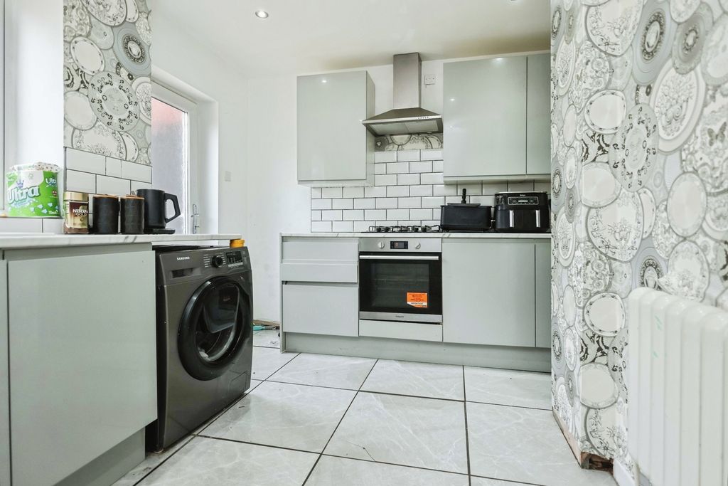 Property photo 3 of 17 Kitchen