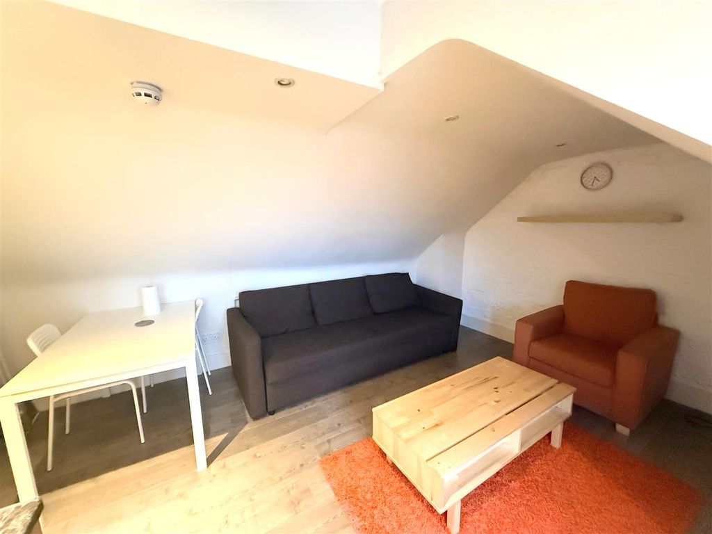 Property photo 3 of 7 Recep.Jpeg