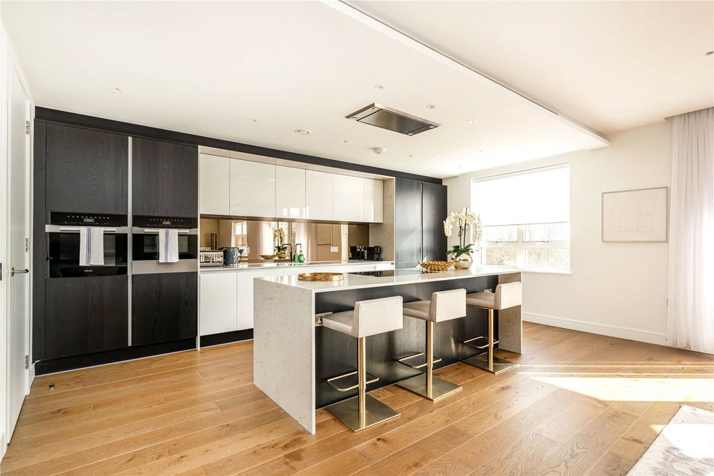 Property photo 3 of 7 Kitchen