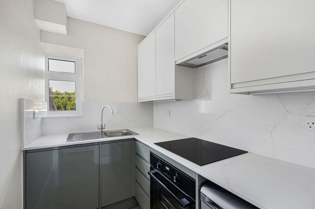 Property photo 3 of 11 Kitchen