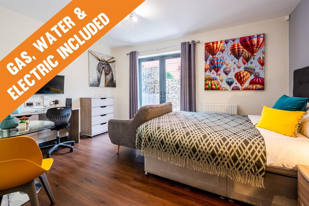 Property photo 3 of 3 Spacious Modern Bedroom With Bright Study Area...