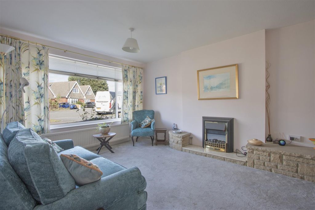 Property photo 2 of 21 Lounge.Jpg