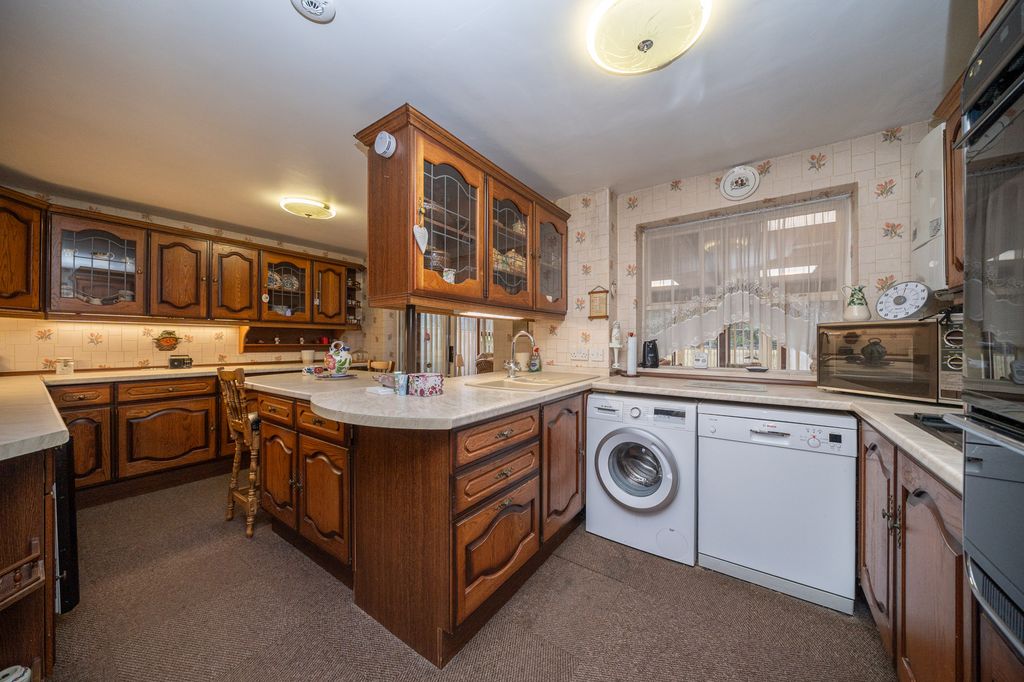 Property photo 3 of 16 14-Dalesford-Road-02315