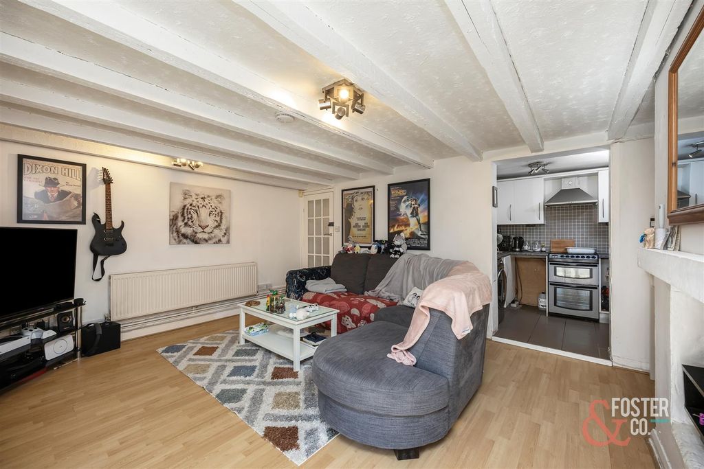 Property photo 2 of 20 York Road 34, Basement Flat-007.Jpg