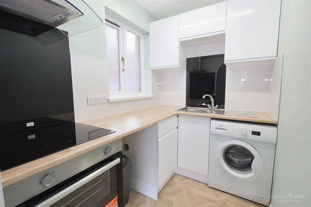 Property photo 2 of 7 Kitchen