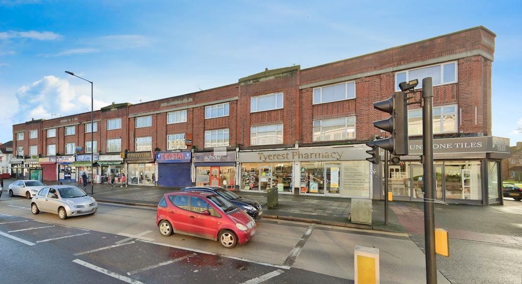 Property photo 1 of 23 Four Bedroom 1st Floor Split Level Flat To Rent