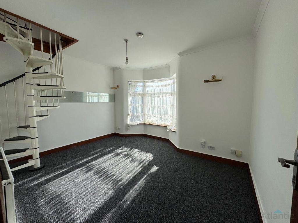 Property photo 1 of 7 Large 2 / 3 Bedroom Flat In Edmonton, N9