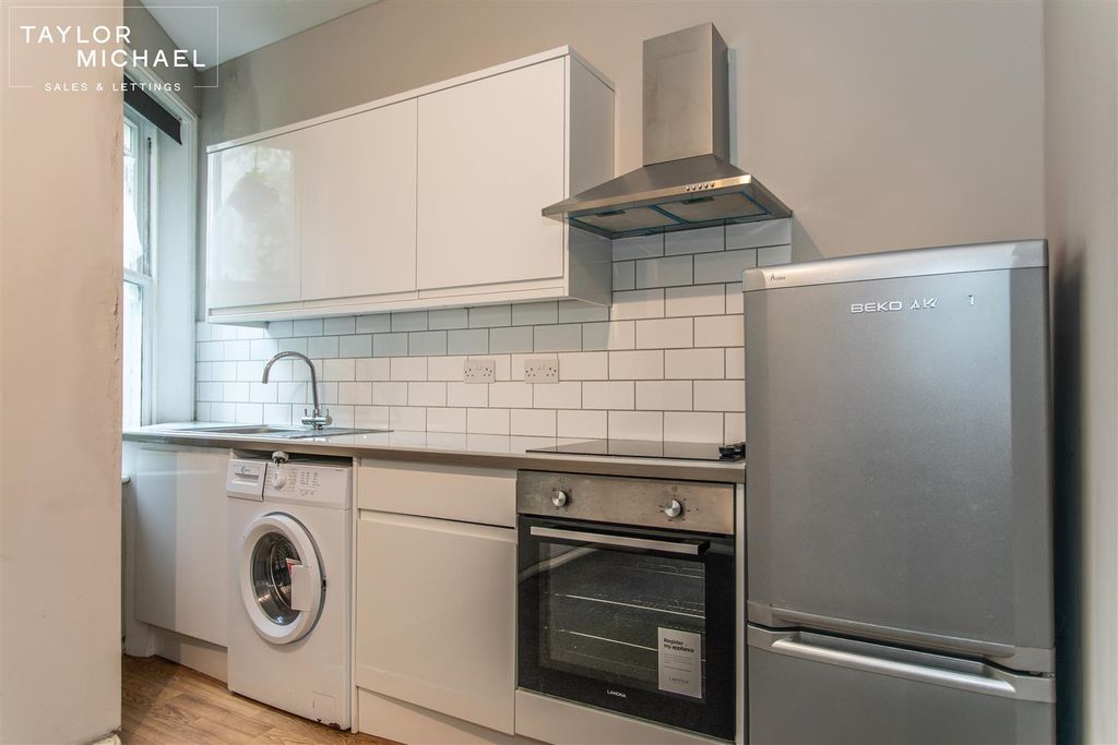 Property photo 3 of 11 Kitchen