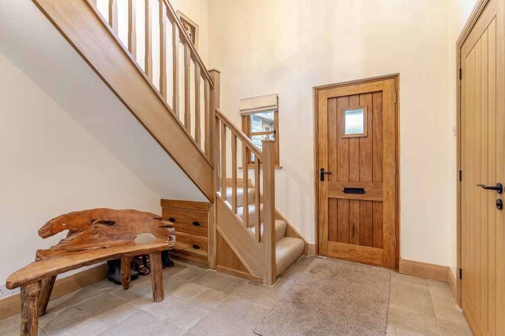 Property photo 2 of 28