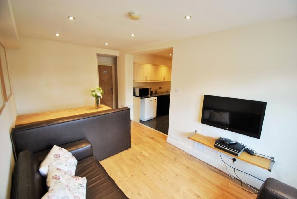 Property photo 1 of 15 Contemporary Living Room With Comfortable Leather ...