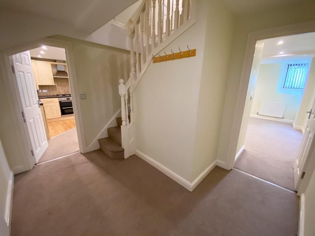 Property photo 2 of 11 Hallway
