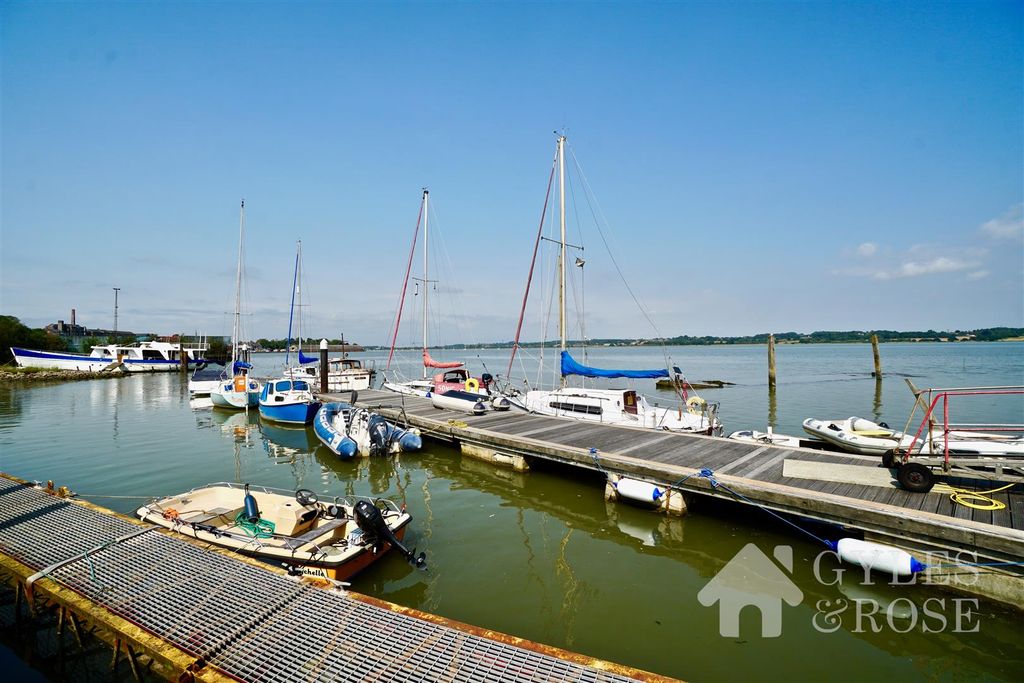 Property photo 1 of 41 Pontoon