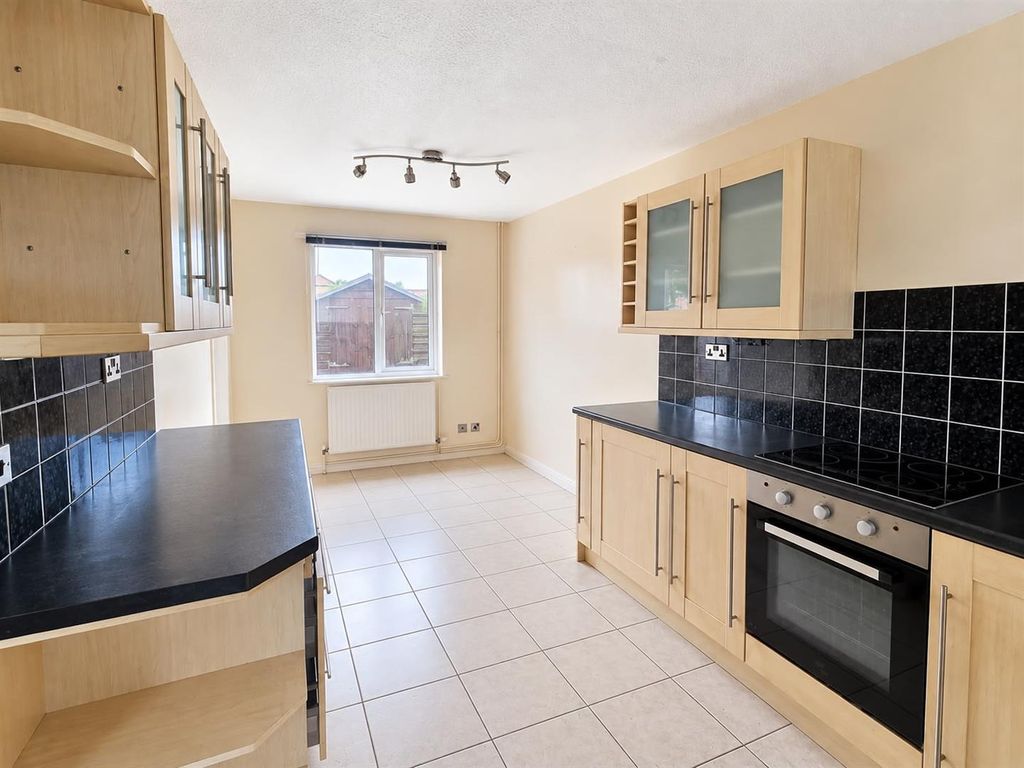Property photo 2 of 12 Kitchen