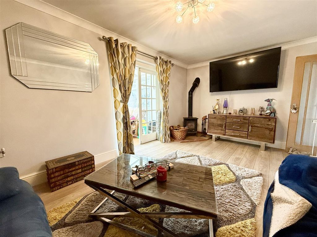 Property photo 3 of 21 Lounge