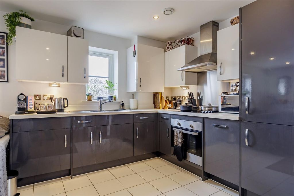 Additional image 5 of 2 bed flat for saleBuckingham Road, Epping CM16