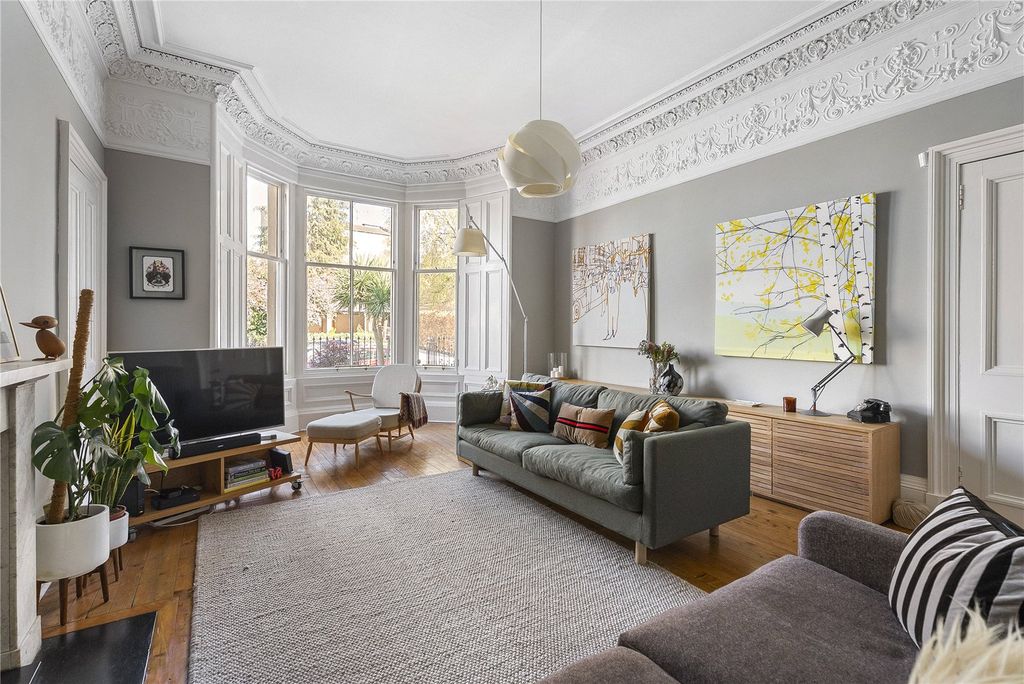 Property photo 3 of 35 Living Room