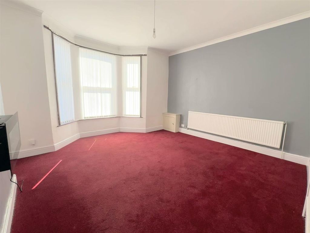 Property photo 2 of 13 Lounge