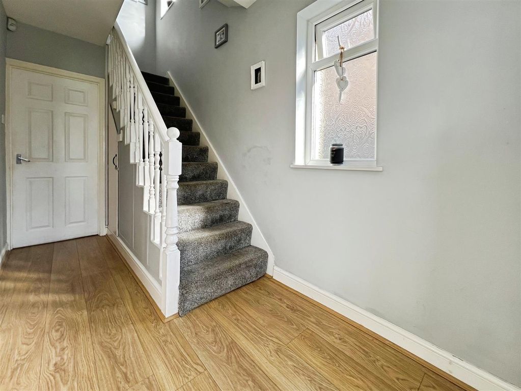 Property photo 2 of 26 Entrance Hall