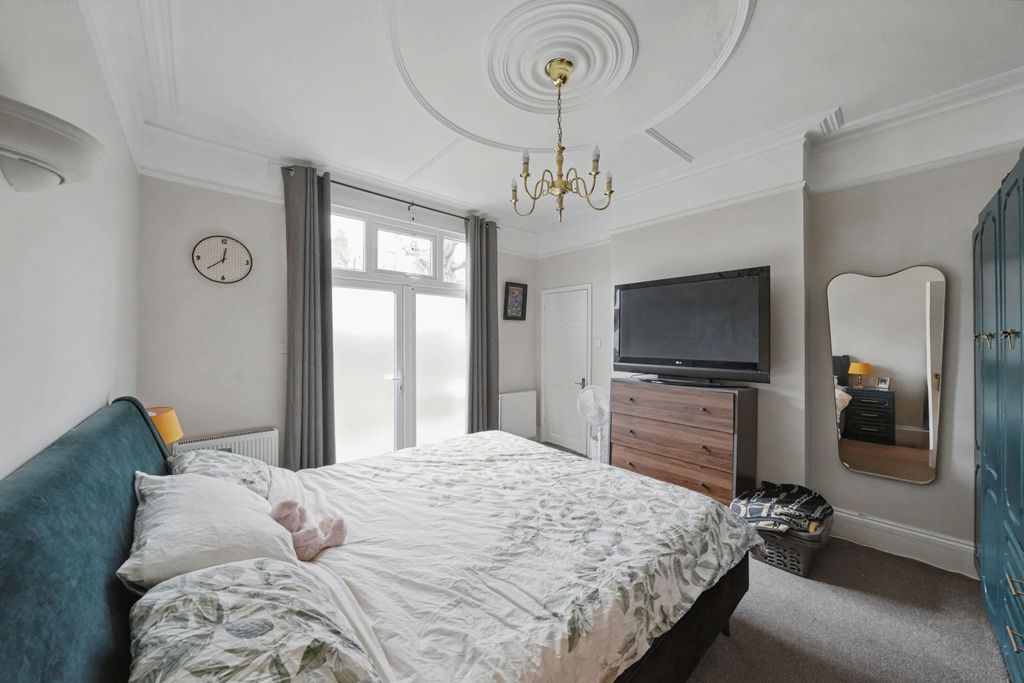 Property photo 3 of 33 19 Louisville Road, Tooting, London Sw17 8Rl