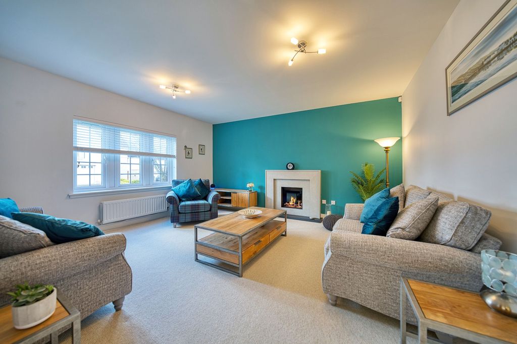 Property photo 3 of 43