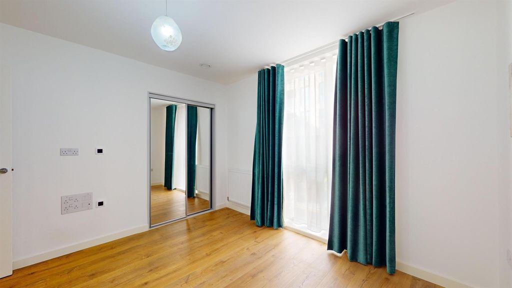 Property photo 2 of 13 Property To Rent In Beckton - Barrain London