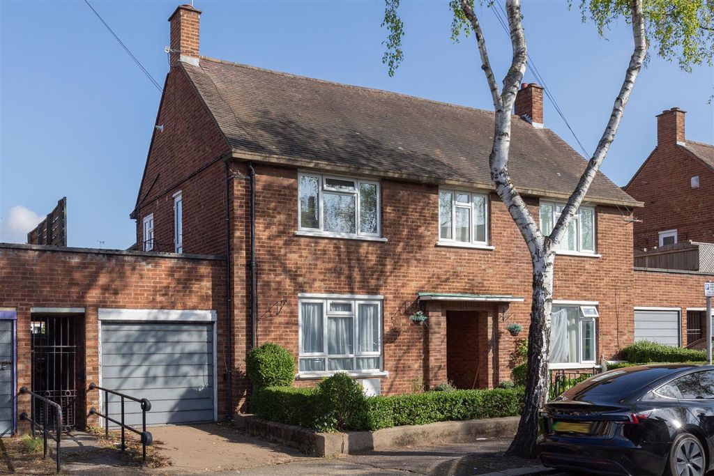 Property photo 1 of 15 Courtenay Road, E17