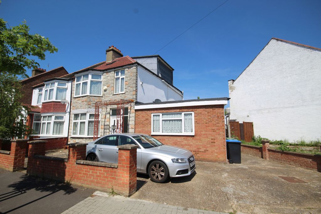Property photo 1 of 16 Park Road, Wembley, Middlesex Ha0