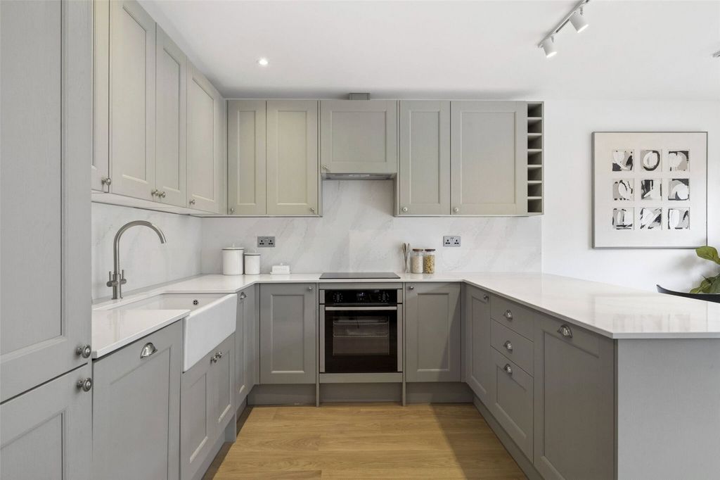 Property photo 3 of 11 Hind Gardens