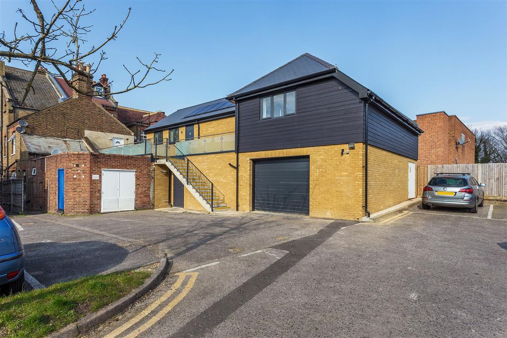 Property photo 1 of 6 F2-28-High-Street-8.Jpg