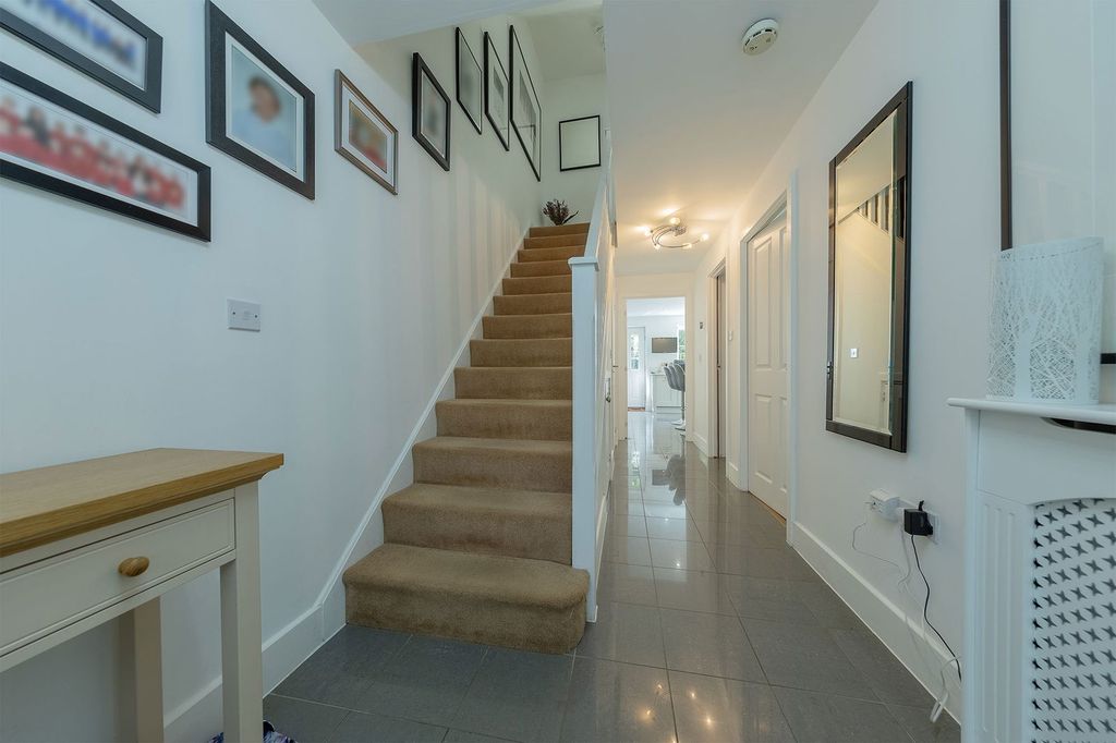 Property photo 2 of 31