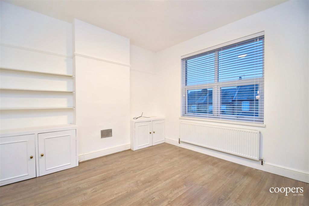 Property photo 3 of 8 Lounge