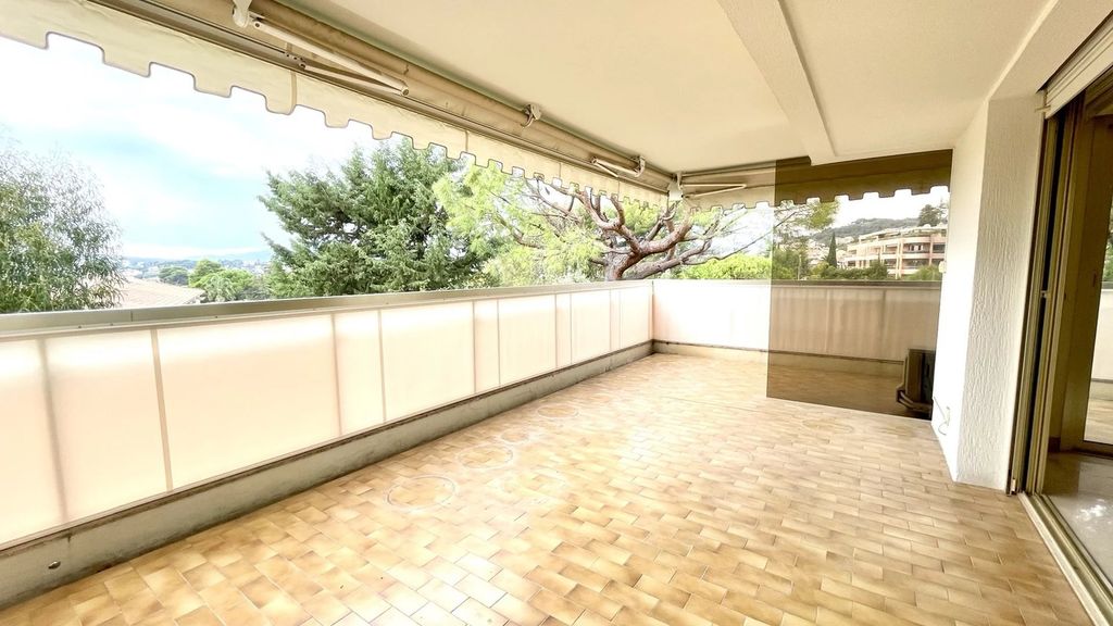 Property photo 1 of 8 Spacious 3-Room Flat / Terrace
